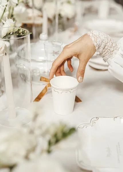Copos Brancos com Ornamentos